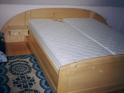 Manželská postel, noční stolky