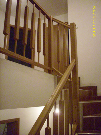 Bukové zábradlí strmé schody